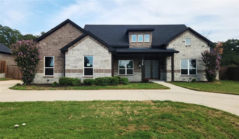 740 Arledge Street, Azle TX 76020