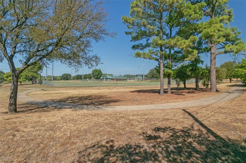 2077 Parkridge Drive, Hurst TX 76054 - Photo 24