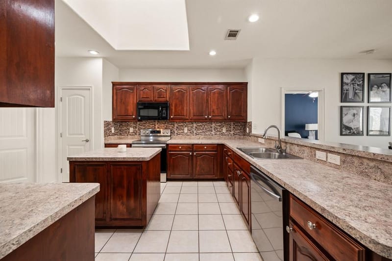 8255 Clarksprings Drive, Dallas TX 75236 - Photo 7