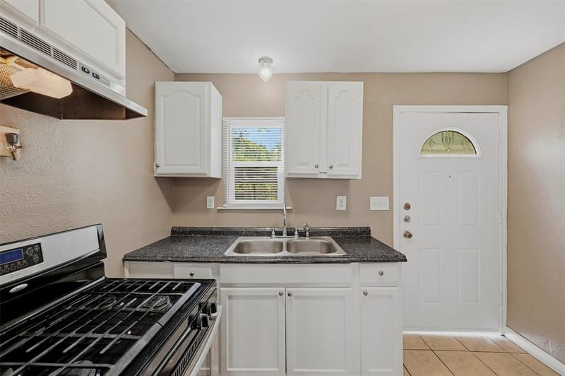 302 W Dexter Street, Sherman TX 75092 - Photo 8