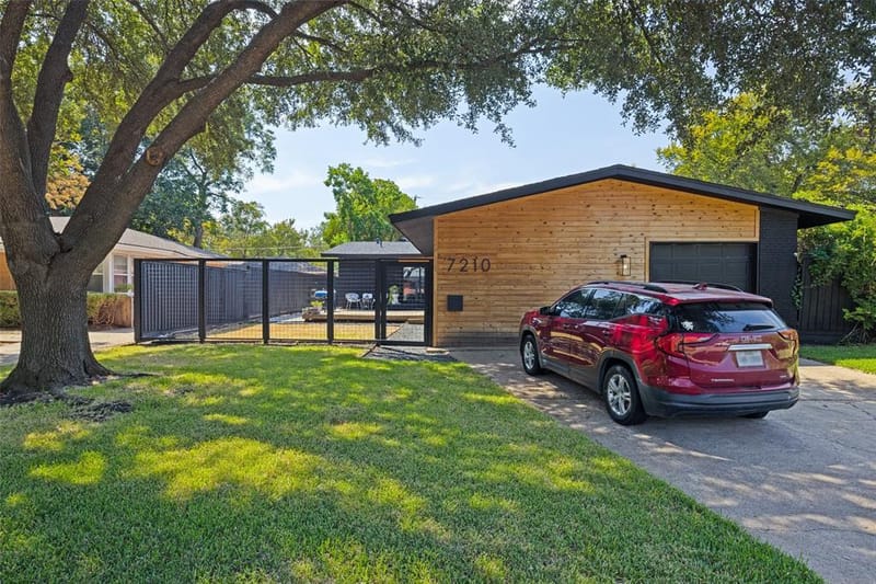 7210 Lehigh Drive, Dallas TX 75214 - Photo 3
