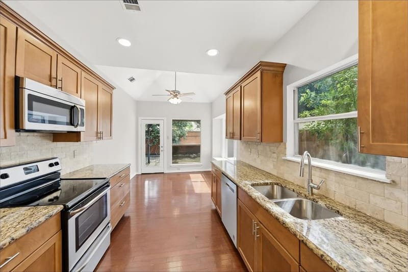 9016 Cumberland Drive, Irving TX 75063 - Photo 8