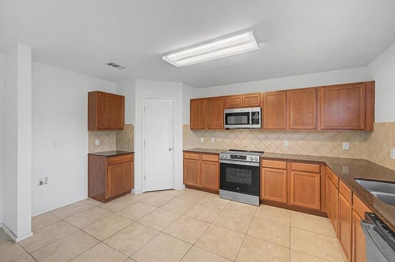 821 Green Heath Avenue, Fort Worth TX 76120 - Photo 12