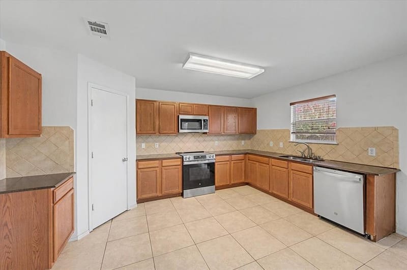 821 Green Heath Avenue, Fort Worth TX 76120 - Photo 9