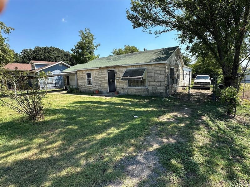 1121 Griggs Avenue, Fort Worth TX 76105
