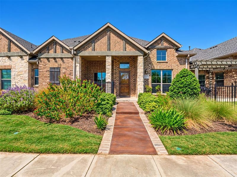 919 Birds Fort Trail, Arlington TX 76005