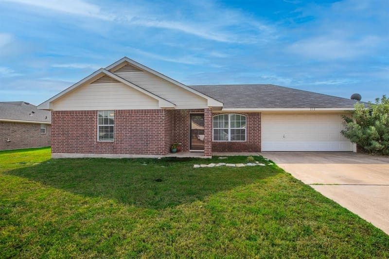 212 Broken Arrow Drive, Lacy Lakeview TX 76705