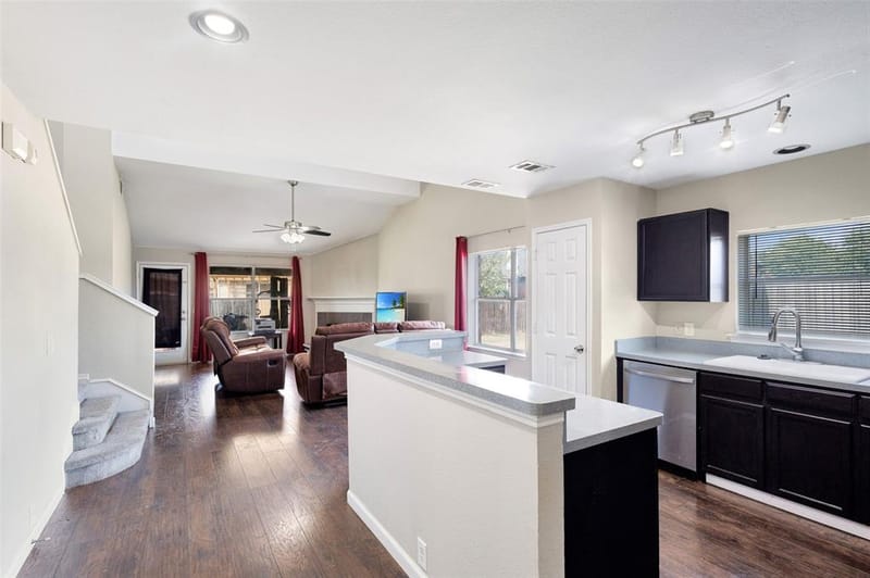 951 Zachary Drive, Arlington TX 76002 - Photo 4