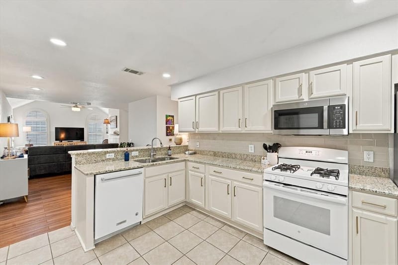 1002 Bridges Drive, Arlington TX 76012 - Photo 17