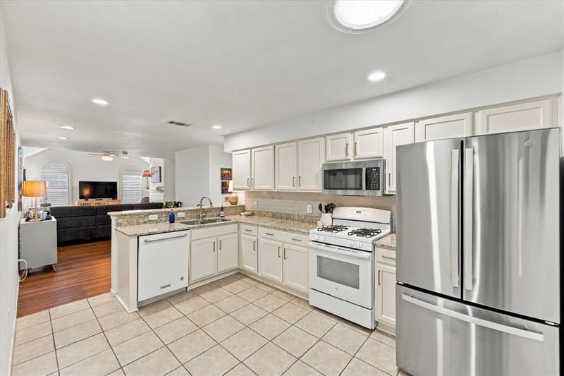 1002 Bridges Drive, Arlington TX 76012 - Photo 16