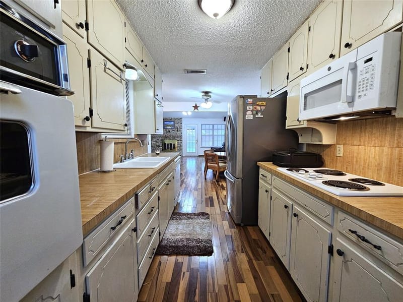 6208 Brookside Drive, Watauga TX 76148 - Photo 14