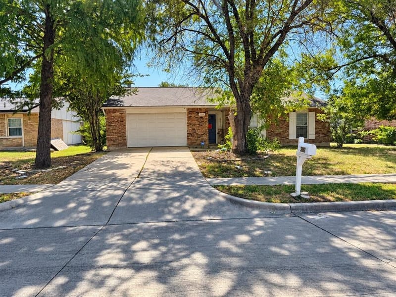 305 S Willow Street, Mansfield TX 76063 - Photo 2