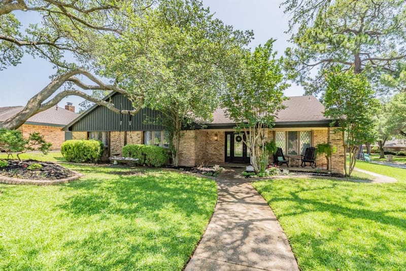 2211 Midhurst Drive, Arlington TX 76013