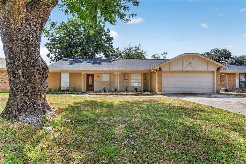 1016 Westminster Lane, Mansfield TX 76063