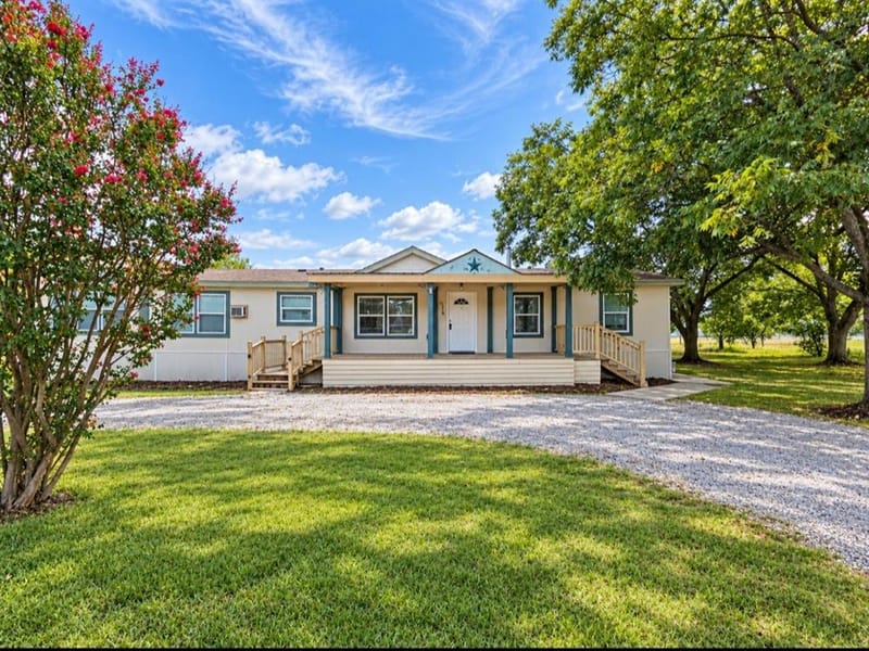 105 E Laura Avenue, Quinlan TX 75474 - Photo 2