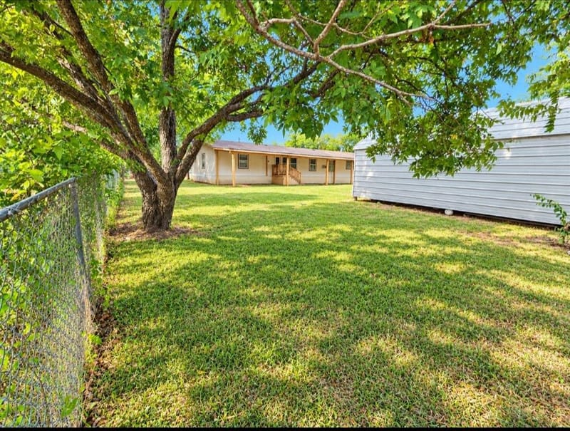 105 E Laura Avenue, Quinlan TX 75474 - Photo 6