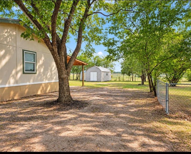 105 E Laura Avenue, Quinlan TX 75474 - Photo 3