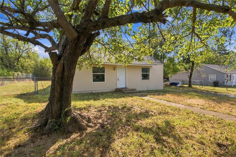1504 S Travis Avenue, Denison TX 75021 - Photo 2