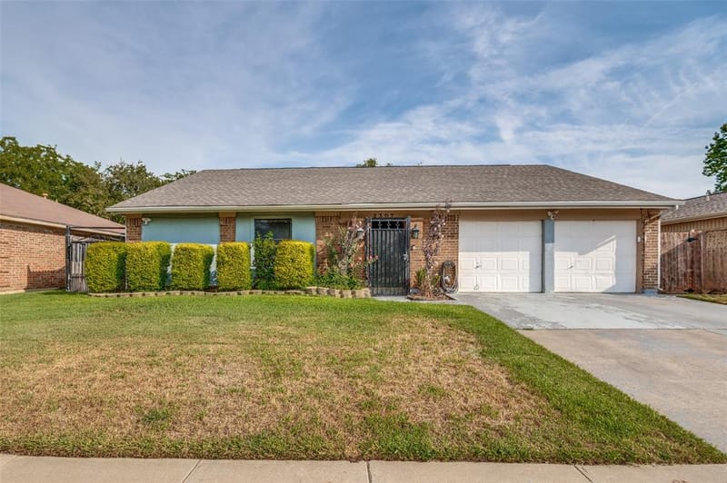 2307 Busch Drive, Arlington TX 76014 - Photo 2