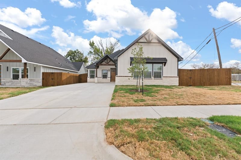 813 Tierney Road, Fort Worth TX 76112