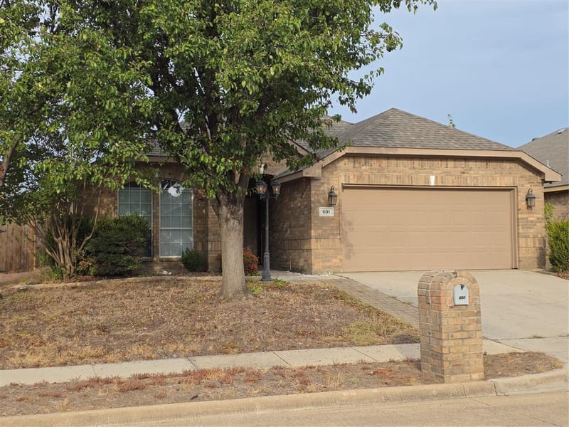 601 Crestview Court, Saginaw TX 76179 - Photo 2