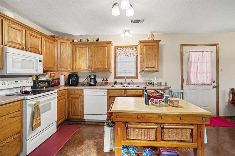 7445 County Road 305, Grandview TX 76050 - Photo 14