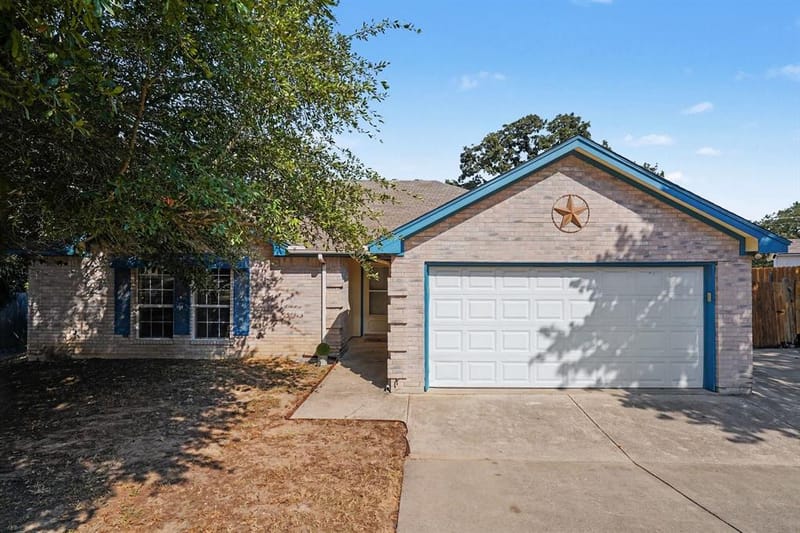 637 Oak View Court, Azle TX 76020