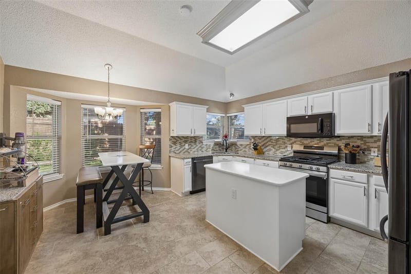 905 Forest Hollow Drive, Hurst TX 76053 - Photo 6