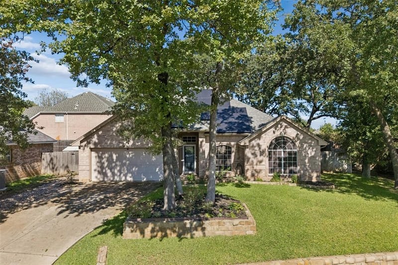 905 Forest Hollow Drive, Hurst TX 76053