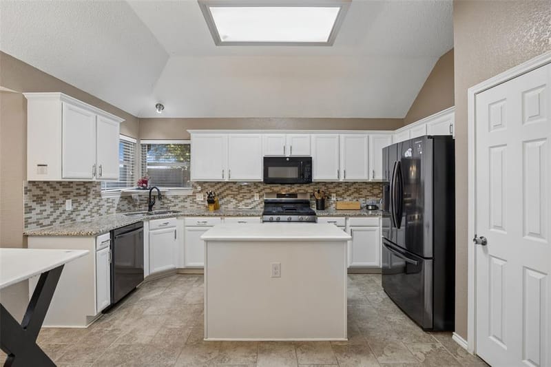 905 Forest Hollow Drive, Hurst TX 76053 - Photo 5