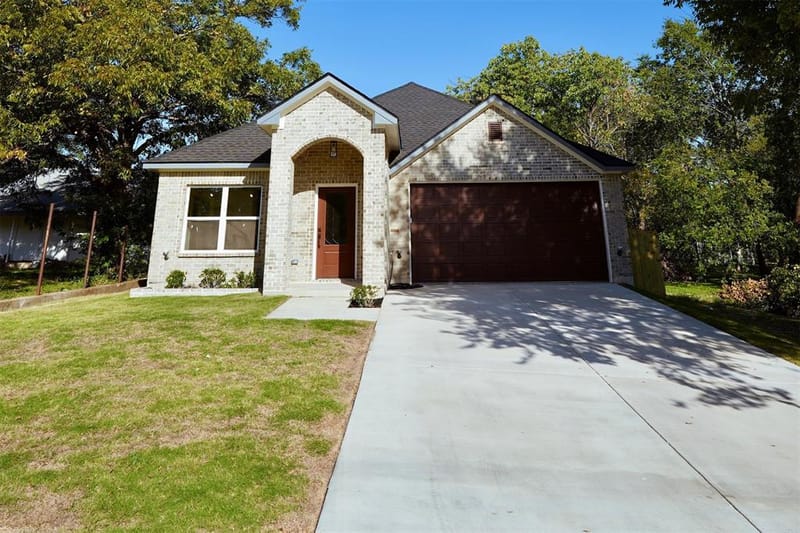 406 E Belknap Street, Ennis TX 75119