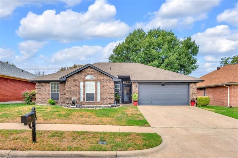 6608 Stetter Drive, Arlington TX 76001 - Photo 2