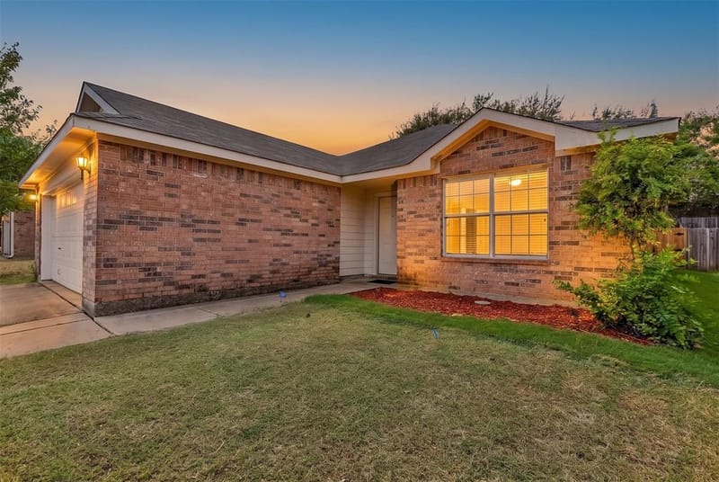 10333 Bear Hollow Drive, Fort Worth TX 76244 - Photo 2