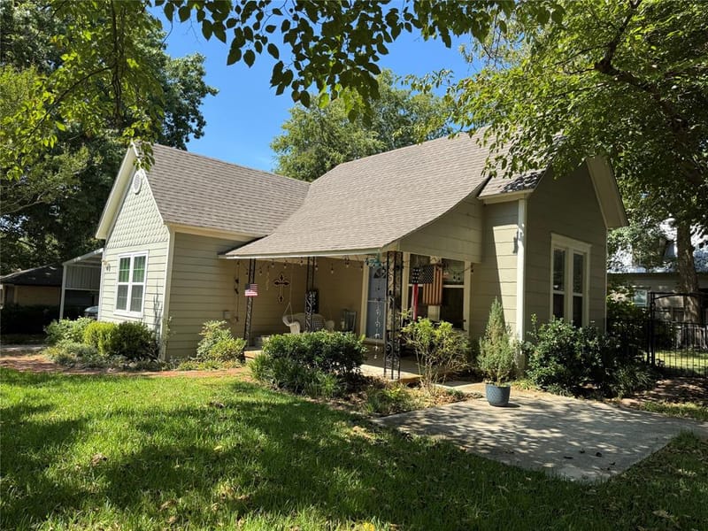 229 E Tennie Street, Gainesville TX 76240 - Photo 2
