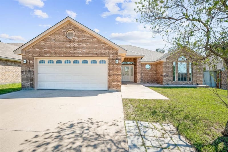 320 Midnight Shadow, Stephenville TX 76401 - Photo 2