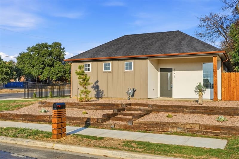 1601 Birdell Street, Fort Worth TX 76105 - Photo 2