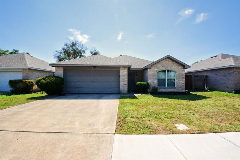 104 Camden Court, Irving TX 75061 - Photo 2