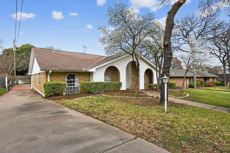 704 Castlewood Lane, Arlington TX 76012 - Photo 3