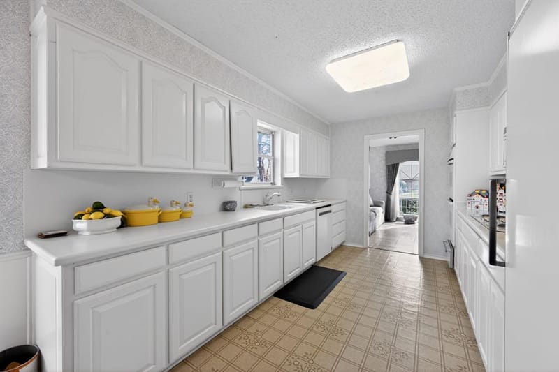 704 Castlewood Lane, Arlington TX 76012 - Photo 9
