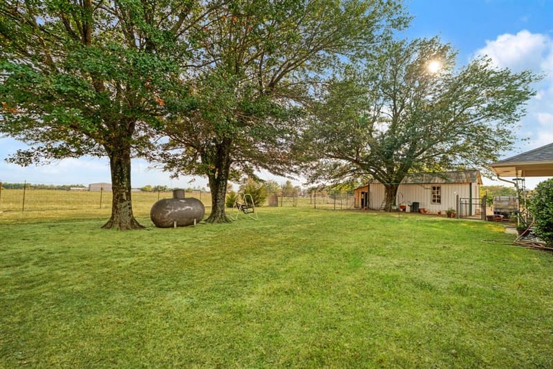 209 Farm Road 2352, Honey Grove TX 75446 - Photo 25