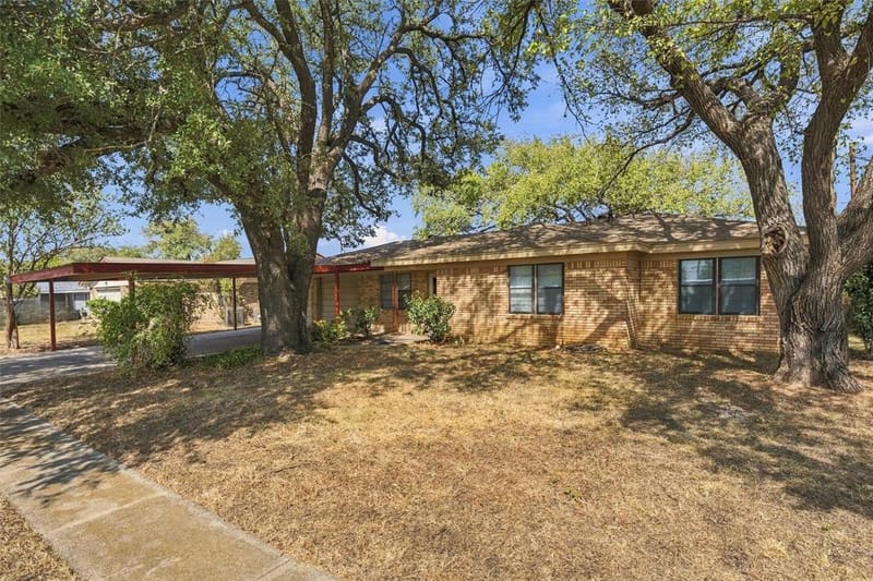207 Cresthill Drive, Lacy Lakeview TX 76705 - Photo 2