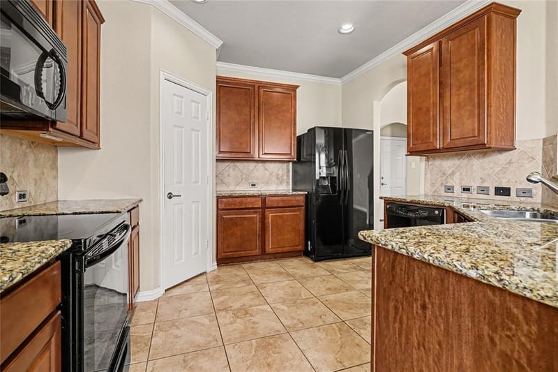 804 W Bend Boulevard, Burleson TX 76028 - Photo 13