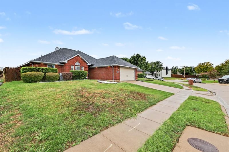 7925 Peregrine Trail, Arlington TX 76001 - Photo 3