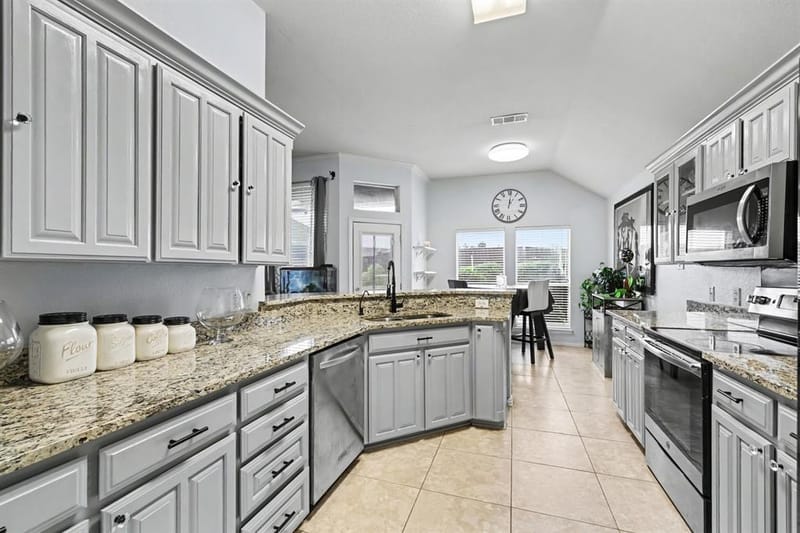 7925 Peregrine Trail, Arlington TX 76001 - Photo 9