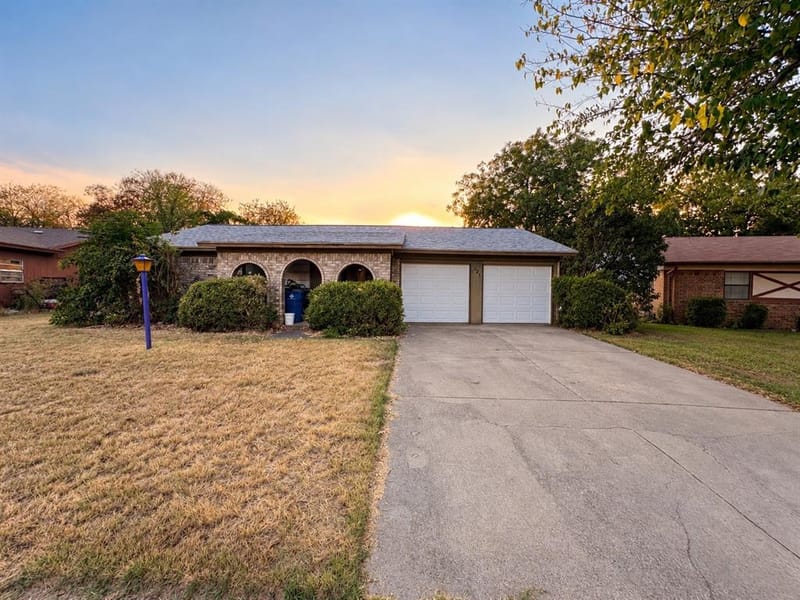 321 Quail Creek Drive, Crowley TX 76036