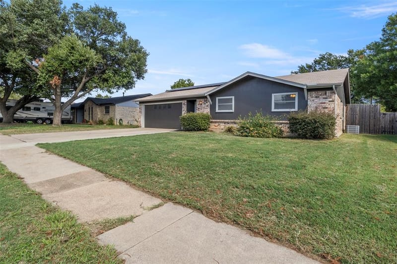 2523 Avonhill Drive, Arlington TX 76015 - Photo 2