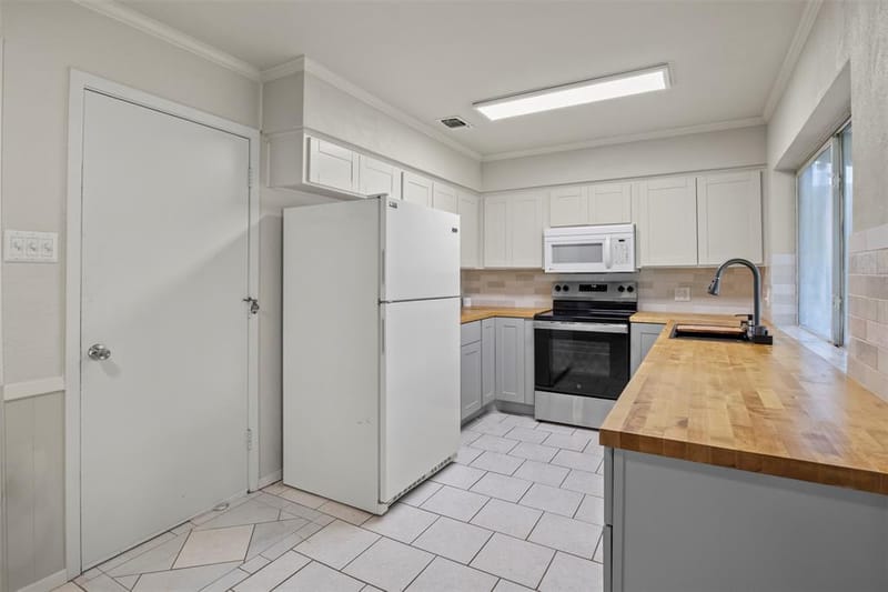 2523 Avonhill Drive, Arlington TX 76015 - Photo 9