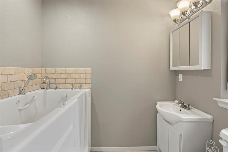 2523 Avonhill Drive, Arlington TX 76015 - Photo 15