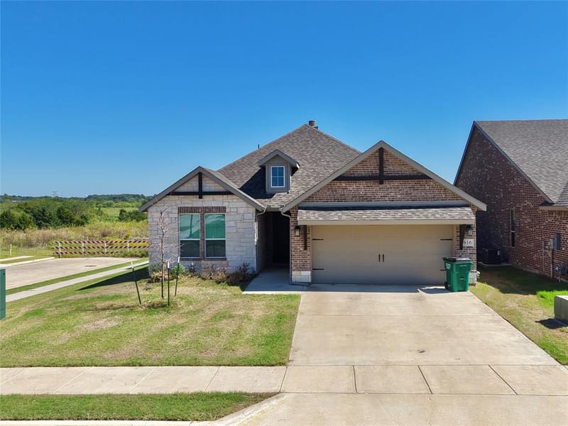 616 Juneau Street, Gainesville TX 76240 - Photo 2