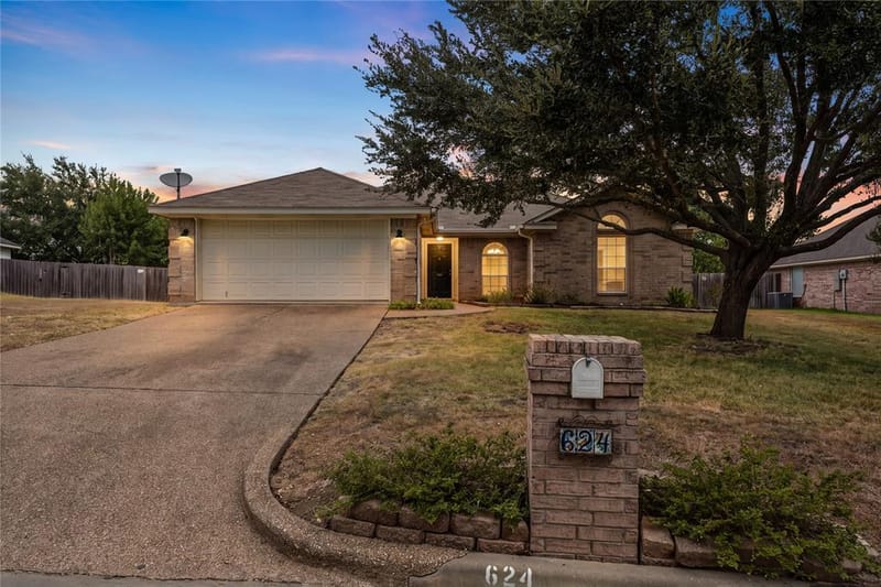 624 Willow Creek Drive, Hewitt TX 76643 - Photo 2